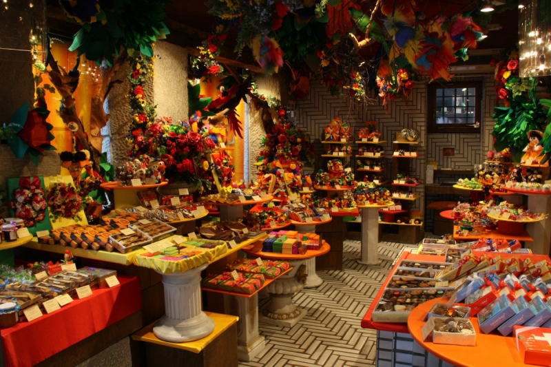 vitrine-HYERES-min_candy_store_chocolate_shop_chocolate_switzerland-393515