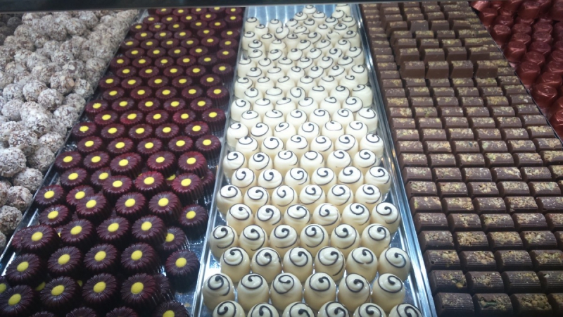 vitrine-HYERES-min_chocolates_milk_chocolate_white_chocolate_truffles_candy_food_treat_cacao-1213769