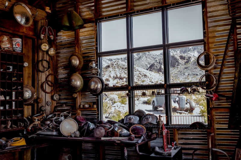 vitrine-HYERES-min_shop_window_part_junk_abandoned-138873